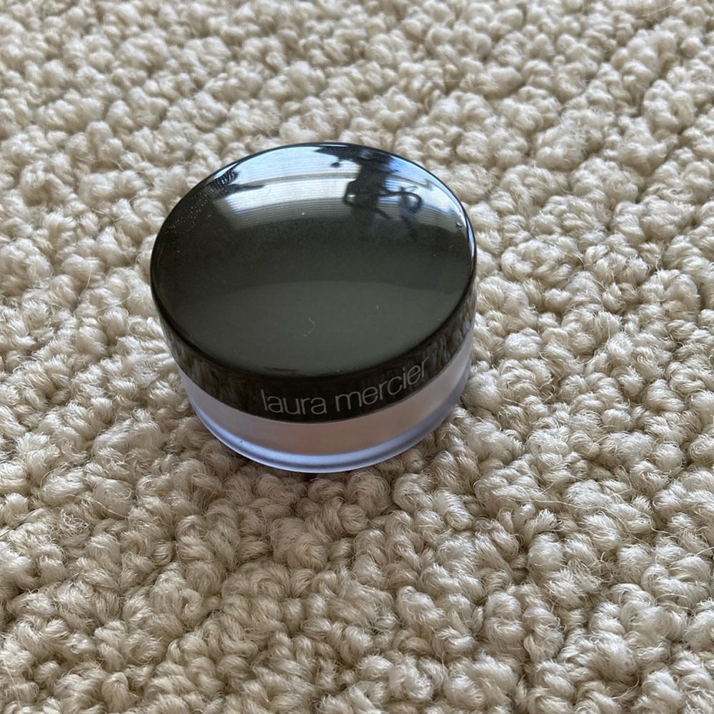 Laura Mercier Translucent Setting Powder Mini Travel
Size 0.03 oz Like New